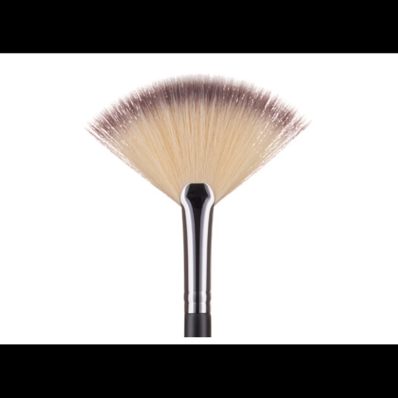 🌟 YOUNIQUE | Fan Brush - Picture 2 of 4
